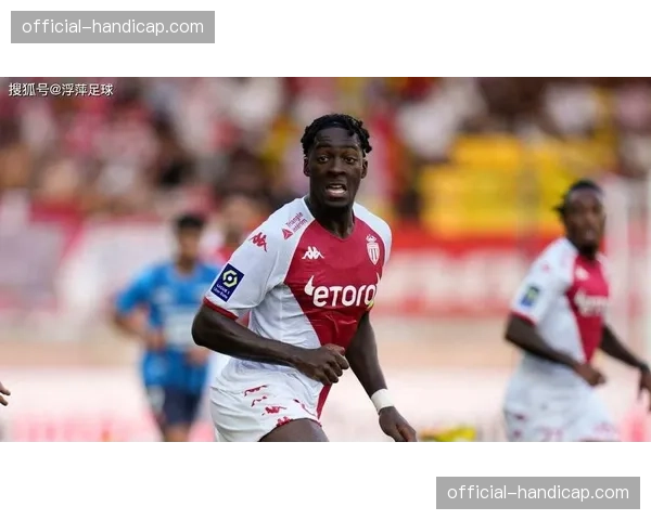 镜头聚焦：兰斯前锋在完成一次长达40米的压迫冲刺后抽筋倒地，被队医搀扶下场