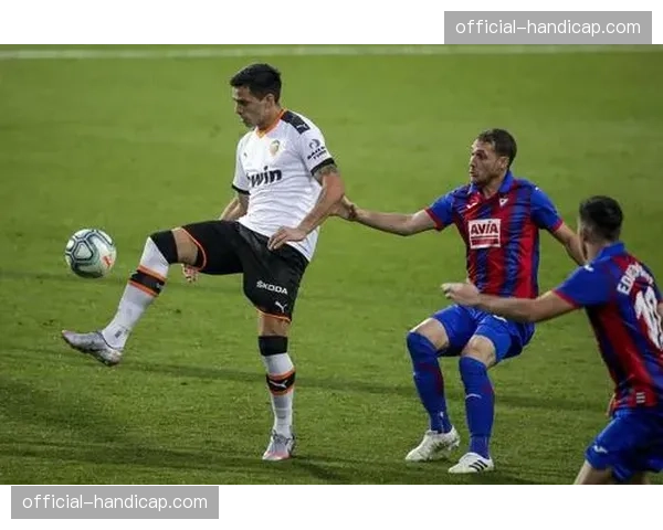 西甲第31轮:皇家马德里半场1-1巴塞罗那,亚马尔与维尼修斯先后破门 西甲第31轮:皇家马德里半场1-1巴塞罗那,亚马尔与维尼修斯先后破门